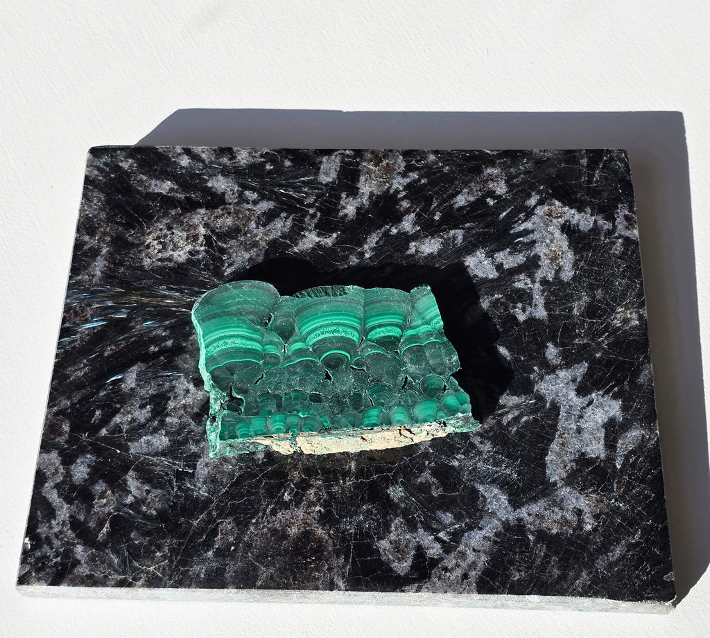 Arfvedsonite plate with a malachite slice